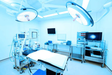 Operating theatre using af-zoom cameras for long-reach video transmission